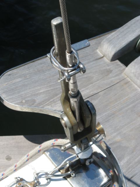 Removable staysail stay